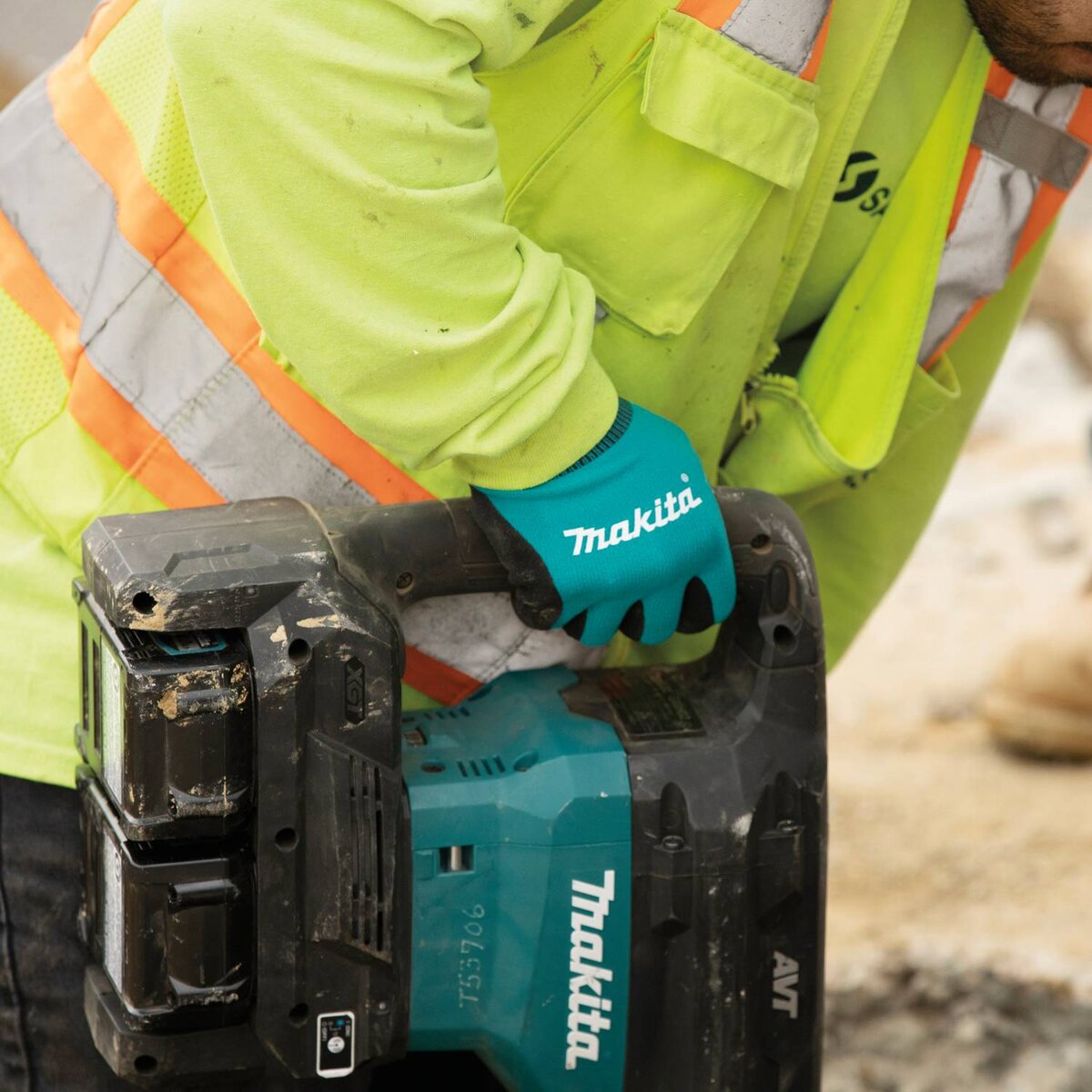 az-t-04117-makita-t-04117-action-shot-1-162208.6c7c94a8